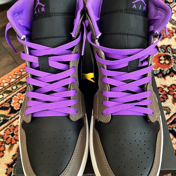 Air Jordan 1 Mid with crease protectors. Still look brand new. - Picture 4 of 5